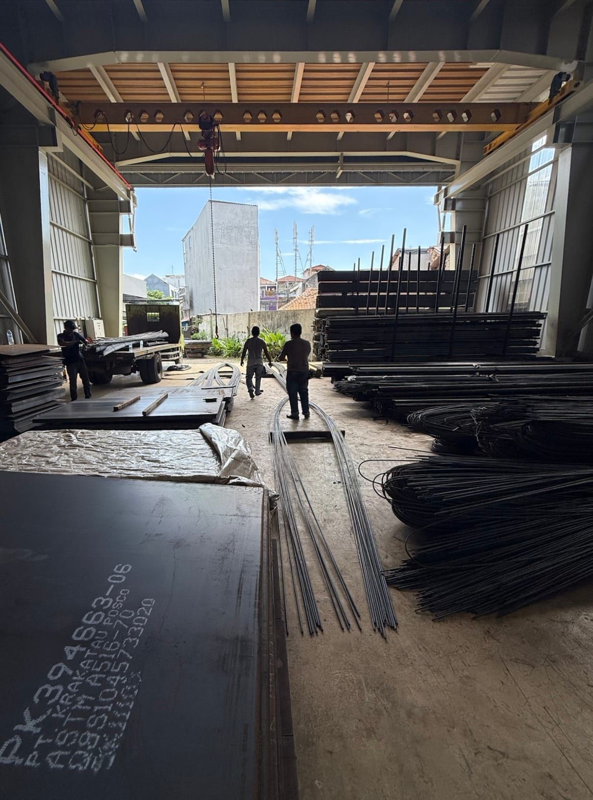 Interior gudang Marselus Steel dengan overhead crane