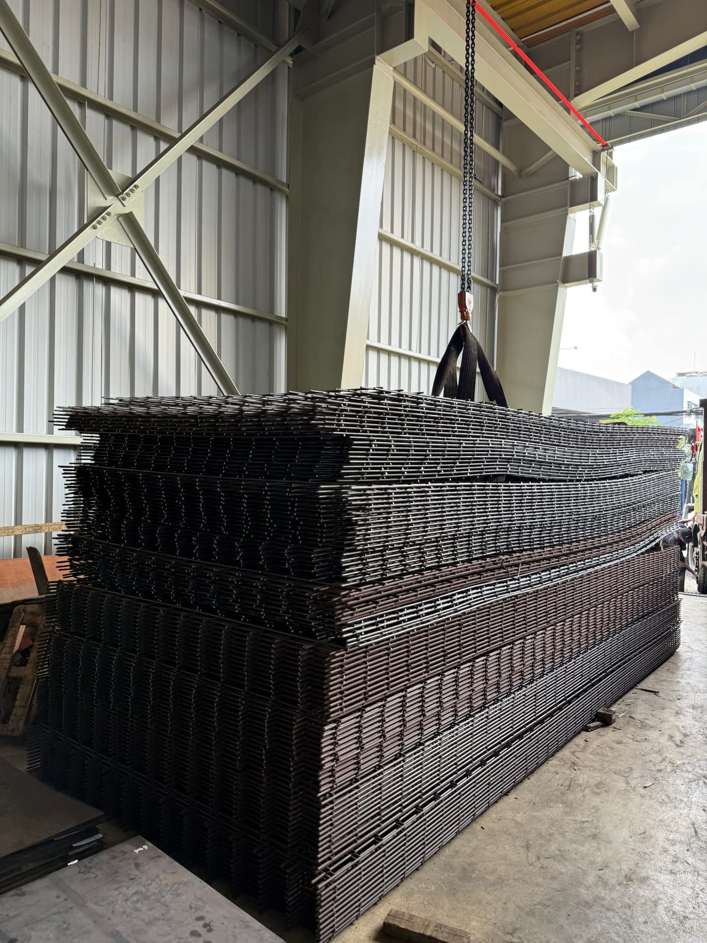Stok wiremesh tersusun rapi di gudang Marselus Steel